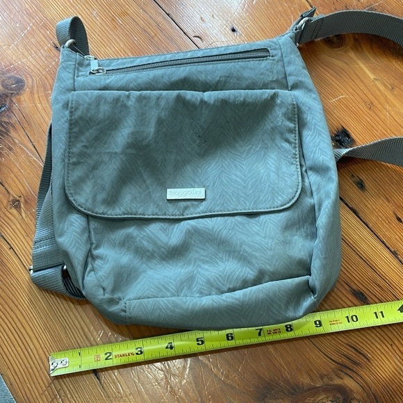 Baggallini Nylon Grey Crossbody Adjustable Bag - Picture 13 of 14